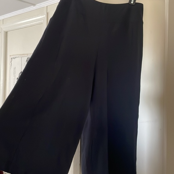 Lululemon Wide leg capri yoga pants. Size 10 - Picture 2 of 4